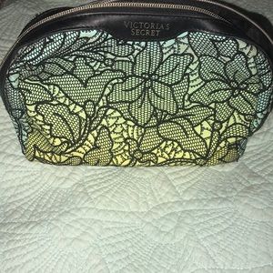 Victoria's Secret makeup bag 💄💅🏻